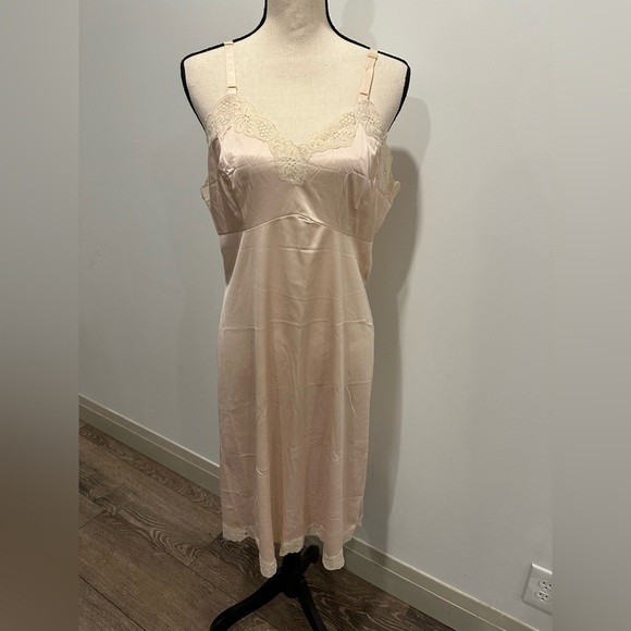 VTG full nude lace trim  slip adjustable straps SZ L/XL EUC champagne colour - Picture 1 of 8